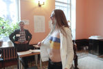 Девушки из движения Femen устроили очередную голую акцию на одном из избирательных участков в Москве. (Позже в движении опровергли причастность к акции)