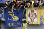 Нападающий «Кьево» Альберто Палоски празднует забитый мяч в ворота «Лацио» вместе с фанатами