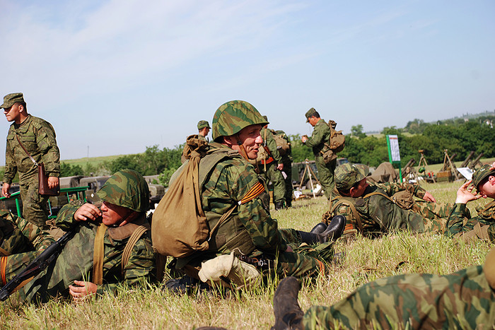 Ополченцы ДНР на привале в Старобешевском районе Донецкой области
