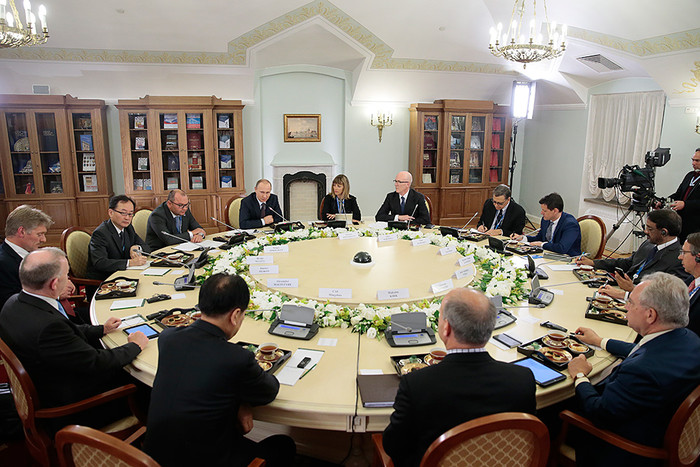 Президент РФ Владимир Путин во время встречи с руководителями крупнейших мировых информационных агентств