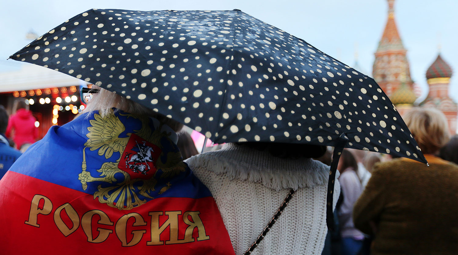 Зрители во время праздничного концерта на Красной площади, посвященного Дню России