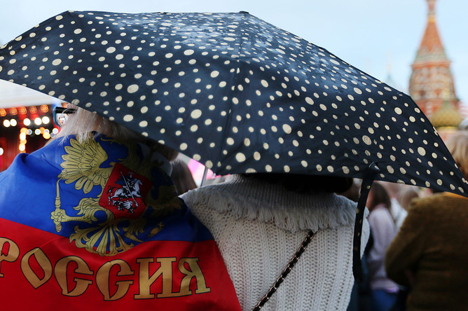 Зрители во время праздничного концерта на Красной площади, посвященного Дню России