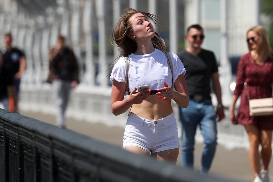 Девушка на&nbsp;Крымском мосту в&nbsp;Москве, 18 мая 2021 года