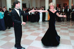 В 1985 году по приглашению президента Рональда Рейгана принц Чарльз и принцесса Диана побывали в США. Одним из самых запоминающихся моментов того визита стал танец 24-летней леди Ди с Джоном Траволтой в Белом доме.
