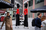 Артисты на ходулях в форме королевских гвардейцев в Лондоне, 4 мая 2023 года