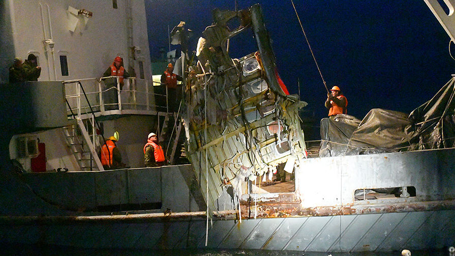 Обломки потерпевшего крушение самолета Ту-154 Минобороны России при подъеме на борт судна во время поисковой операции около Сочи, 26 декабря 2016 года