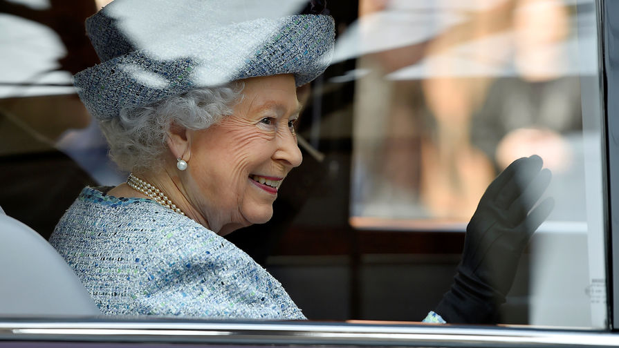 Королева Великобритании Елизавета II покидает Музей национальной армии в Лондоне, 16 марта 2017 года