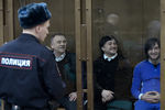 Обвиняемые в убийстве Анны Политковской Ибрагим Махмудов, Рустам Махмудов и Лом-Али Гайтукаев (справа налево) во время заседания в Мосгорсуде, 2014 год
