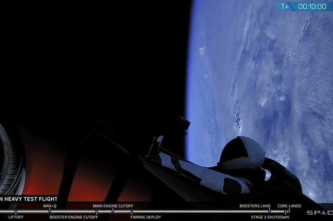 Во время запуска ракеты-носителя Falcon Heavy компании Илона Маска SpaceX с мыса Канаверал во Флориде, 6 февраля 2018 года