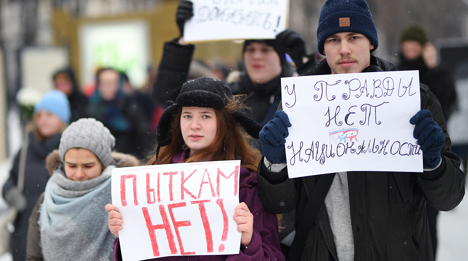Участники шествия в память об адвокате Станиславе Маркелове и журналистке Анастасии Бабуровой. 19 января 2019 года