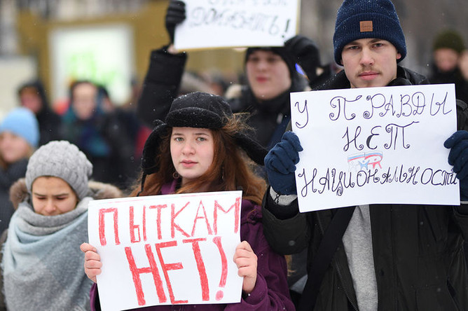 Участники шествия в память об адвокате Станиславе Маркелове и журналистке Анастасии Бабуровой. 19 января 2019 года