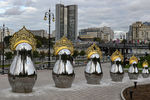 Зеркальные матрешки в золотых кокошниках напротив гостиницы «Украина» в Москве, сентябрь 2021 года