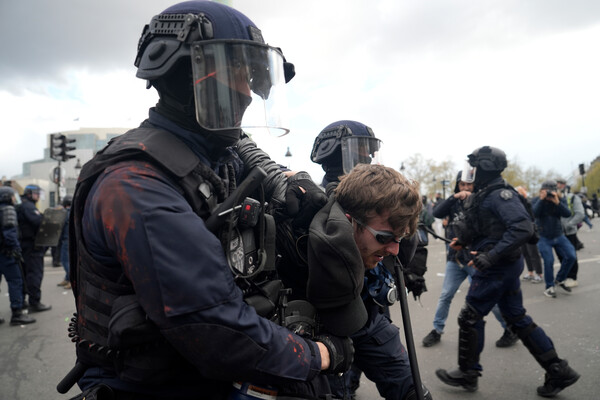Полицейские задерживают демонстранта во время протеста против пенсионной реформы, Париж, 13&nbsp;апреля 2023&nbsp;года