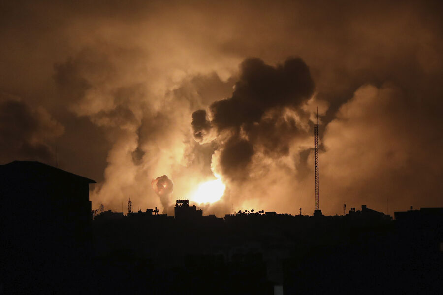 Взрывы от авиаудуаров Израиля на севере сектора Газа, 27 октября 2023 года