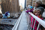 Жители города наблюдают за парадом в честь Дня благодарения в Нью-Йорке, 23 ноября 2023 года
