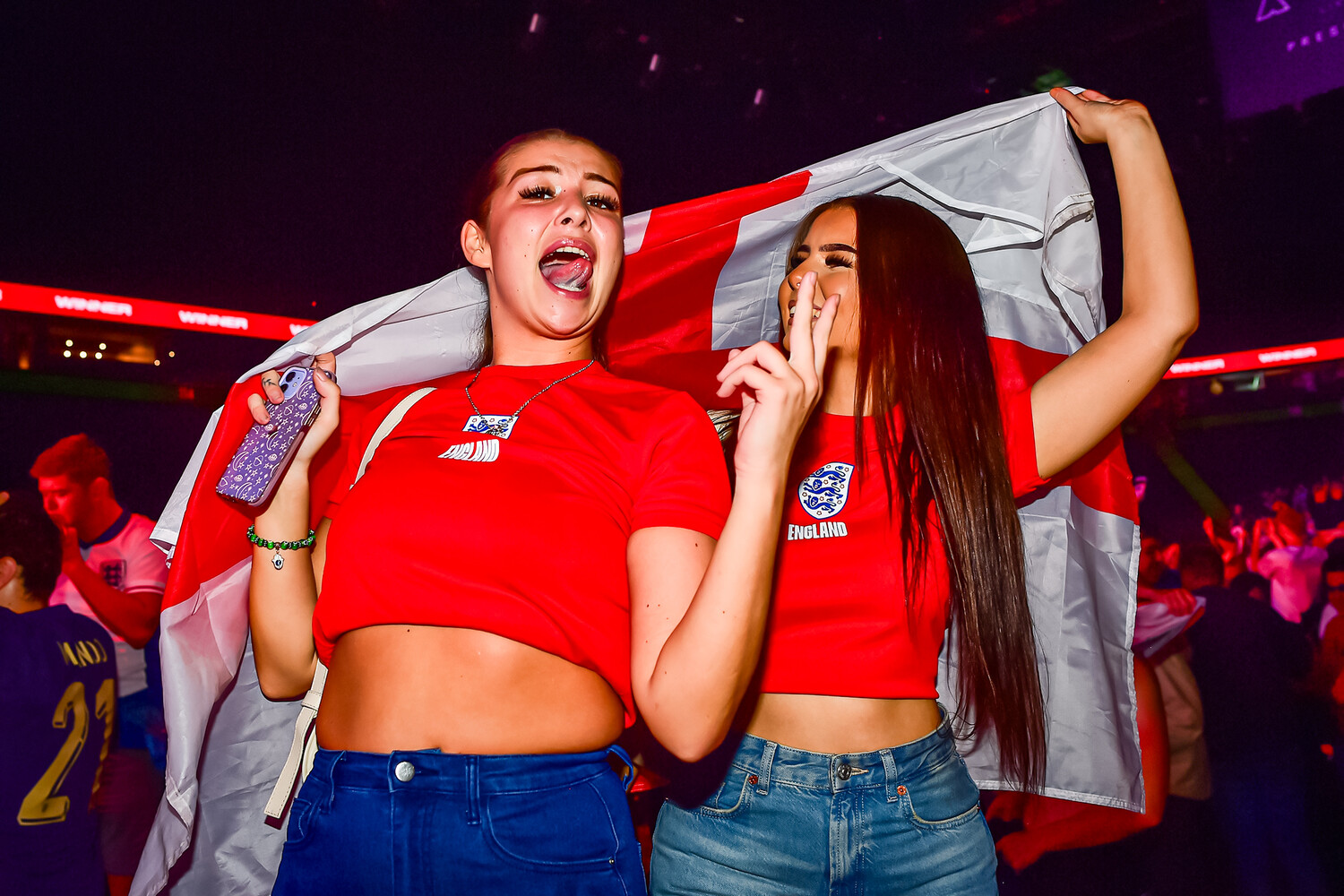 Болельщицы радуются победе сборной футбольной команды Англии над сборной Нидерландов. Манчестер, Великобритания, 10 июля 2024 года