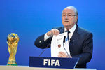 Президент Международной федерации футбольных ассоциаций (ФИФА) Йозеф Блаттер объявляет Россию страной, получившей право проведения чемпионата мира по футболу в 2018 году, 2010 год