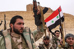 Бойцы сирийской армии у подножия замка Фахр ад-Дина