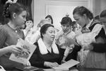 Писательница Агния Барто беседует со школьниками в Колонном зале Дома союзов, 1966 год