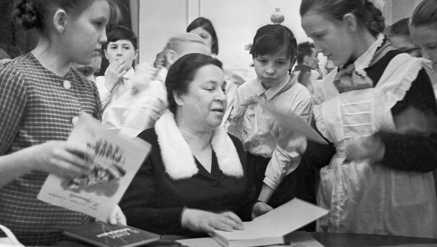 Писательница Агния Барто беседует со школьниками в&nbsp;Колонном зале Дома союзов, 1966 год