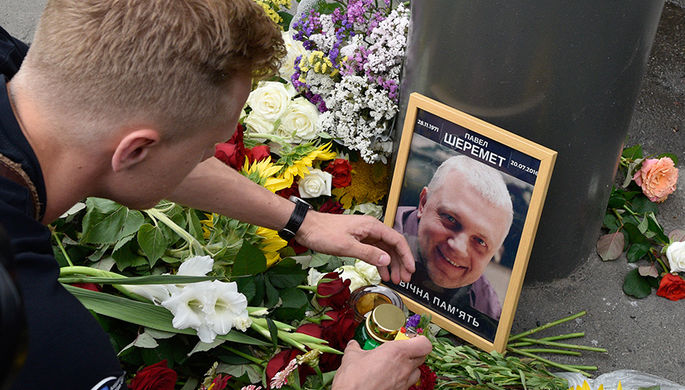 Цветы на месте гибели журналиста Павла Шеремета в Киеве