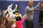 Президент США Барак Обама во время исполнения традиционного танца с детьми на Аляске, 2015 год
