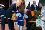 Президент США Дональд Трамп и его супруга Меланья во время празднования Хеллоуина в Белом доме, 30 октября 2017 года