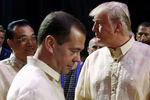 Премьер госсовета КНР Ли Кэцян, российский премьер Дмитрий Медведев и президент США Дональд Трамп во время ужина в рамках саммита АСЕАН в Маниле, Филиппины, 12 ноября 2017 года