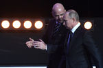 Президент FIFA Джанни Инфантино и президент России Владимир Путин во время жеребьевки ЧМ-2018 по футболу в Москве, 1 декабря 2017 года
