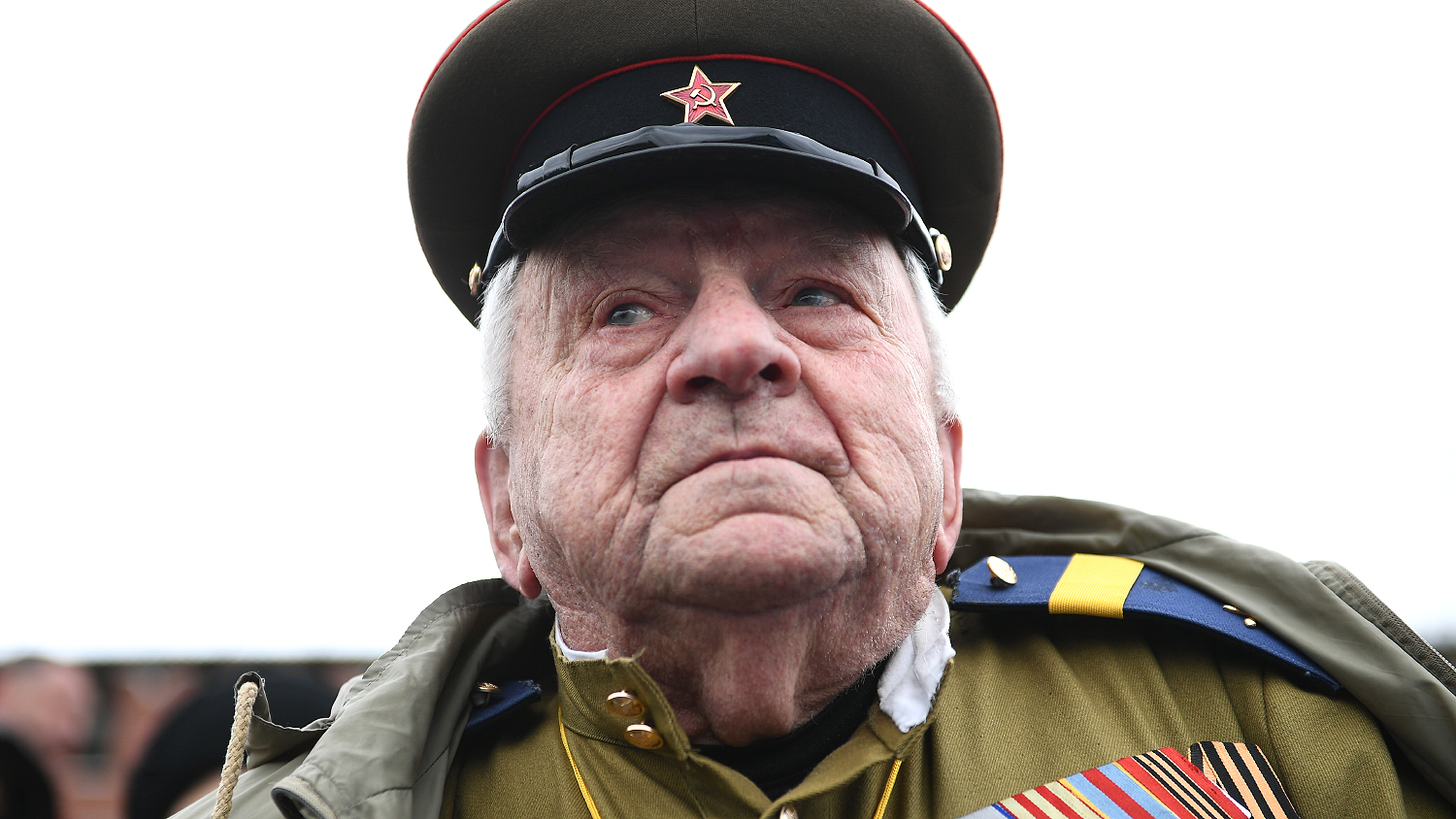 Ветеран на Красной площади во время военного парада в честь 76-й годовщины Победы в Великой Отечественной войне в Москве, 9 мая 2021 года