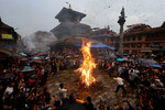 Местные жители сжигают чучело демона Гхантакарны во время празднования Гатемангала в Бхактапуре, Непал, 26 июля 2022 года