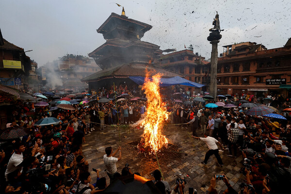 Местные жители сжигают чучело демона Гхантакарны во время празднования Гатемангала в&nbsp;Бхактапуре, Непал, 26&nbsp;июля 2022&nbsp;года