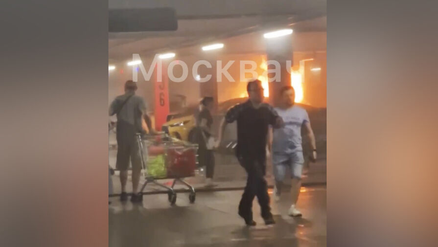 В Москве посетителей торгового центра эвакуировали из-за пожара автомобиля