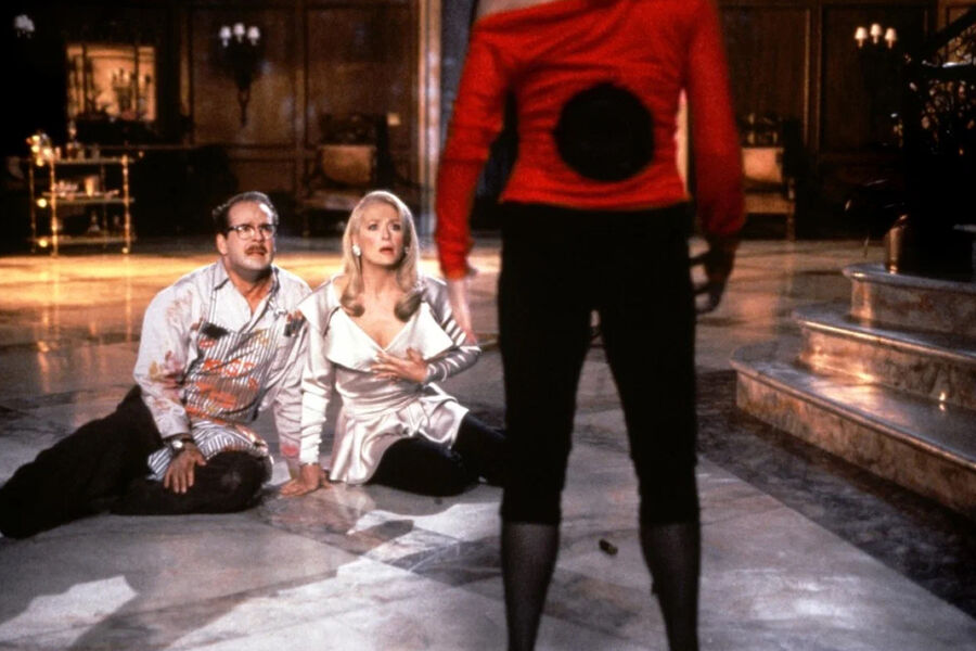 <b>«Смерть ей к&nbsp;лицу» (1992)</b>
<br><br>
На&nbsp;этот раз Брюсу Уиллису представилась возможность отдохнуть от амплуа героя боевиков и проявить себя в&nbsp;качестве блестящего комедийного актера. В&nbsp;картине Роберта Земекиса он сыграл пластического хирурга Эрнеста Менвилла. Когда-то он был помолвлен с&nbsp;писательницей Хелен Шарп, но бросил ее ради подруги-актрисы девушки &ndash; Мэдлин Эштон. Через&nbsp;семь лет Мэдлин в&nbsp;депрессии, Эрнест спился и теперь реконструирует трупы в&nbsp;морге, зато Хелен цветет &mdash; потому что у&nbsp;нее есть один секрет.
<br>
Роль Брюса Уиллиса в&nbsp;проекте &mdash; второстепенная, он призван оттенить блестящий дуэт Мэрил Стрип (Мэдлин) и Голди Хоун (Хелен), а также спецэффекты, на&nbsp;которых построена картина. Однако здесь Брюс, наконец, не в&nbsp;майке-алкоголичке и без&nbsp;пистолета.
