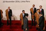 Главы государств в перуанских накидках перед фотосессией на саммите АТЭС