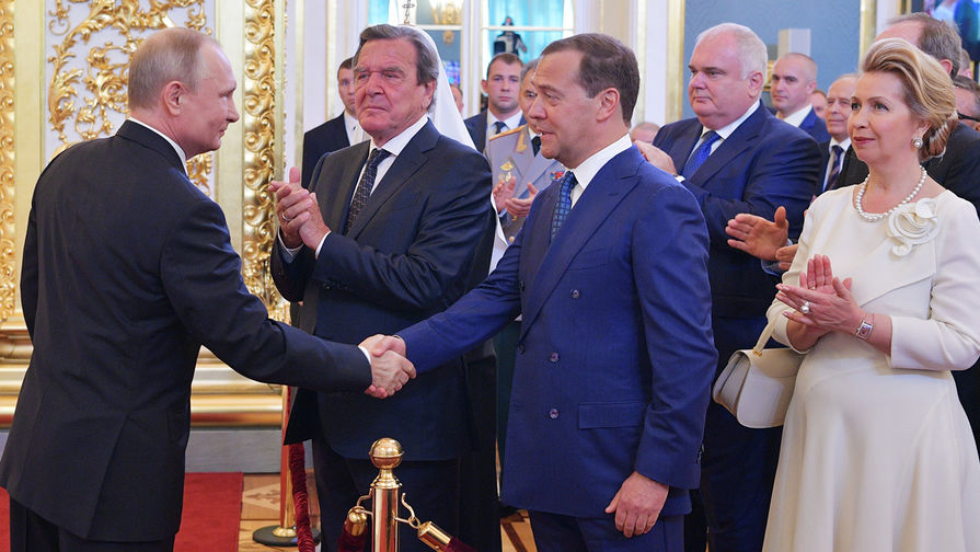 Президент России Владимир Путин, премьер-министр Дмитрий Медведев с супругой Светланой и экс-канцлер Германии Герхард Шредер во время церемонии инаугурации в Кремле, 7 мая 2018 года