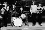 Участники The Rolling Stones Брайан Джонс, Билл Уаймен, Чарли Уоттс, Мик Джаггер и Кит Ричардс во время концерта, 1964 год