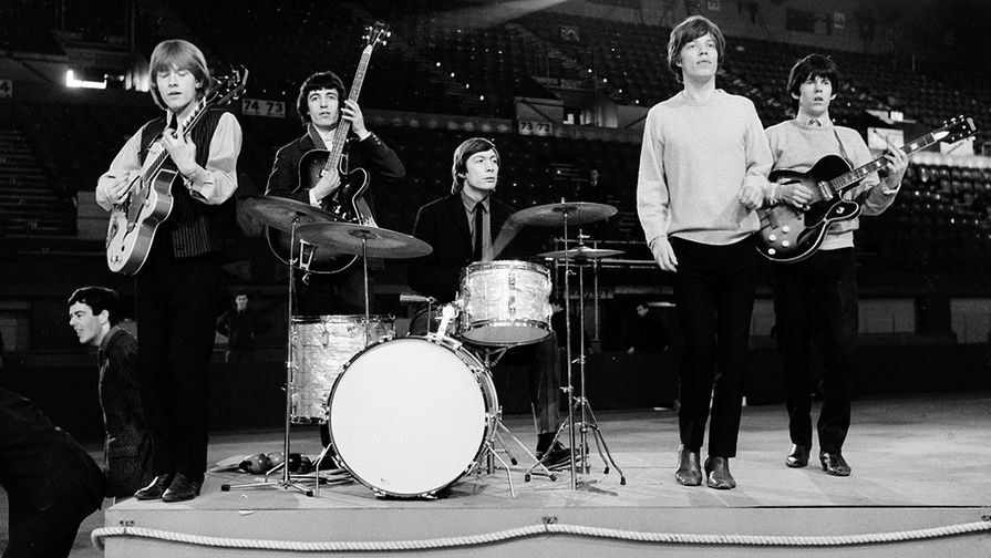 Участники The Rolling Stones Брайан Джонс, Билл Уаймен, Чарли Уоттс, Мик Джаггер и Кит Ричардс во время концерта, 1964 год