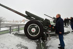 Президент России Владимир Путин производит традиционный полуденный выстрел из пушки во время прогулки по Петропавловской крепости, 7 января 2019 года