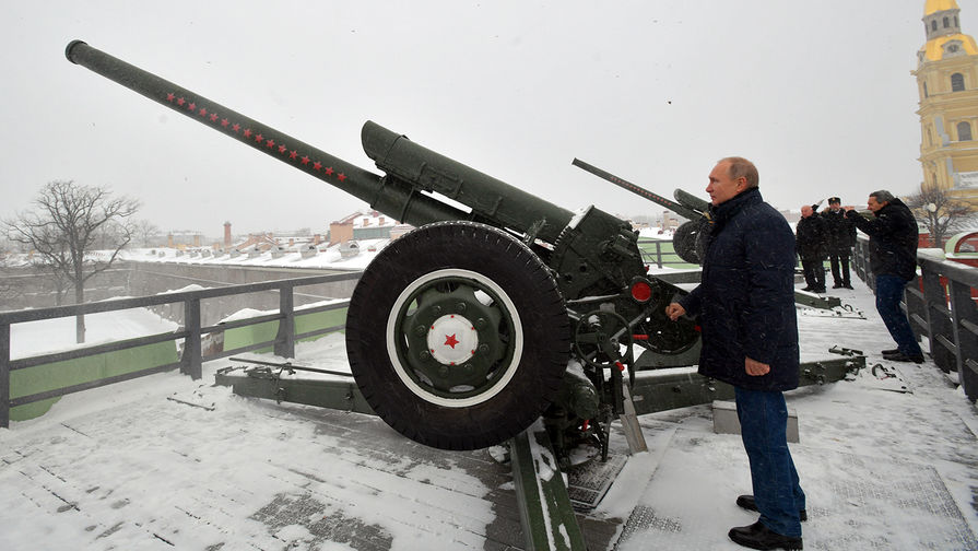 Президент России Владимир Путин производит традиционный полуденный выстрел из&nbsp;пушки во время прогулки по&nbsp;Петропавловской крепости, 7 января 2019 года
