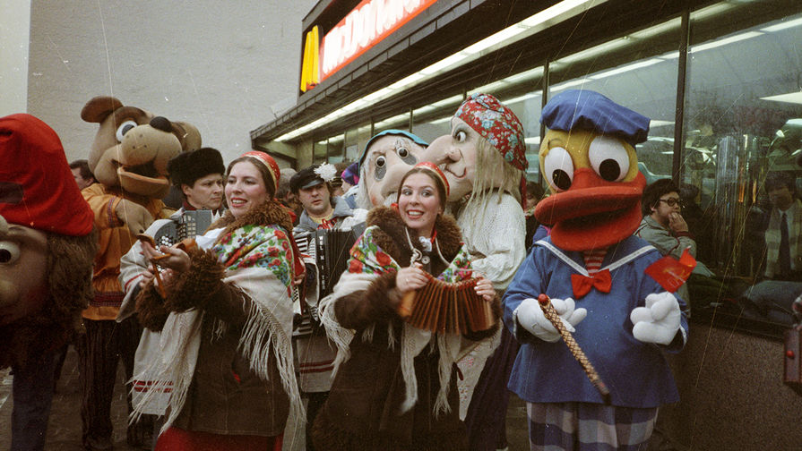 Во время церемонии открытия первого в Советском Союзе ресторана «Макдоналдс» на Пушкинской площади в Москве, 31 января 1990 года