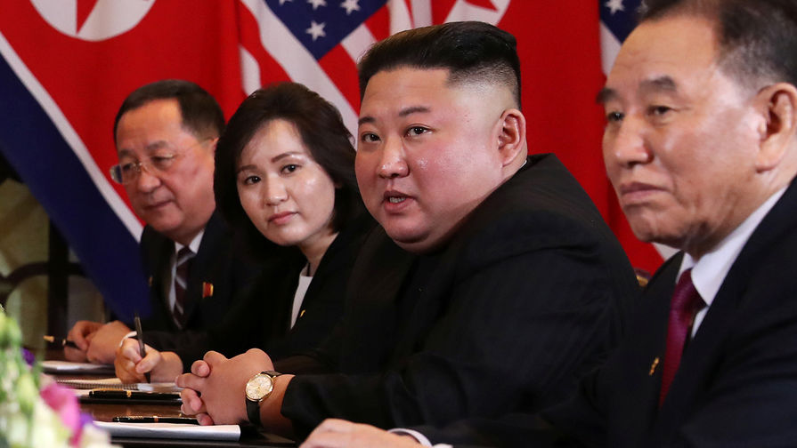 Высший руководитель КНДР Ким Чен Ын с&nbsp;делегацией во время саммита США-КНДР во вьетнамском Ханое, 28 февраля 2019 года