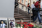 Цветы у здания ВГТРК в память о погибших журналистах ВГТРК, 2014 год