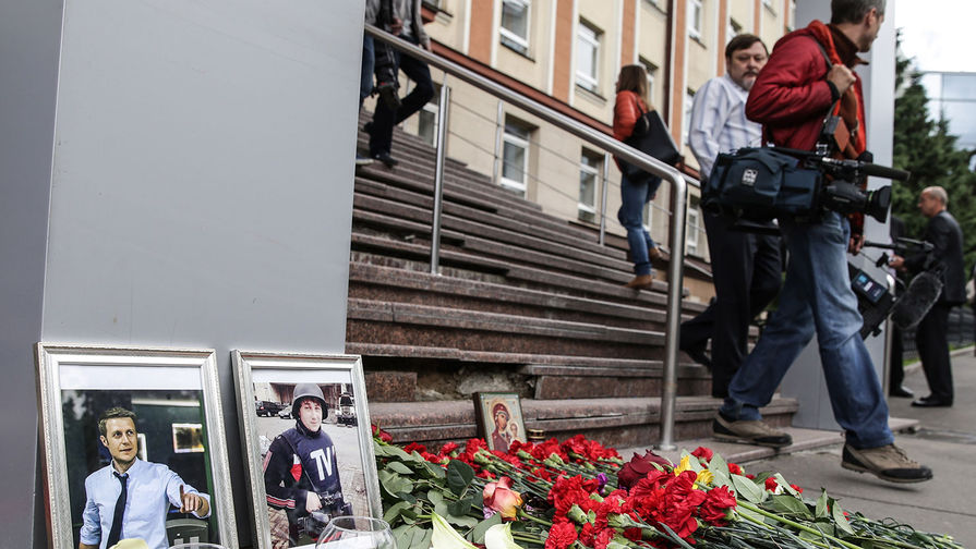 Цветы у&nbsp;здания ВГТРК в&nbsp;память о&nbsp;погибших журналистах ВГТРК, 2014 год