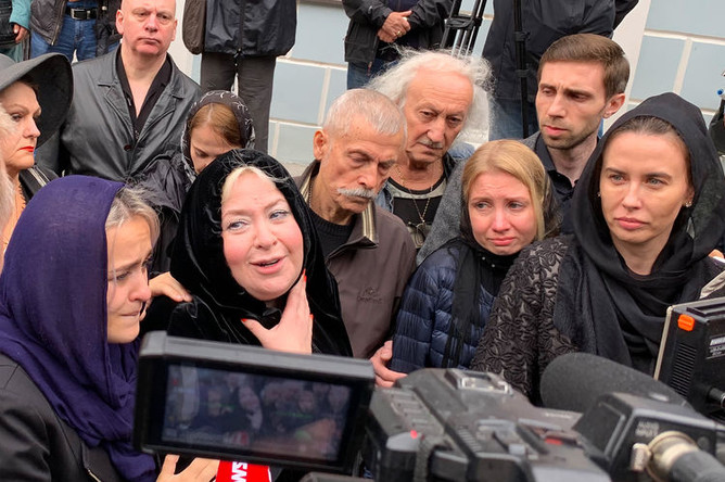 Родственники Вилли Токарева на церемонии прощания с певцом в Москве, 9 августа 2019 года