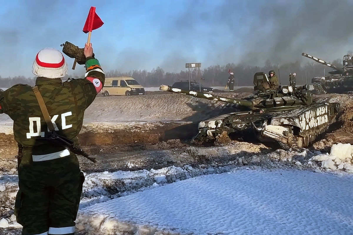 Танки Т-72Б3 во время вывода войск после участия в российско-белорусских учениях «Союзная решимость-2022», 15 февраля 2022 года