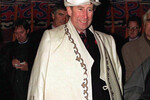 Принц Чарльз в костюме кочевника в ходе визита в Киргизию, 1996 год