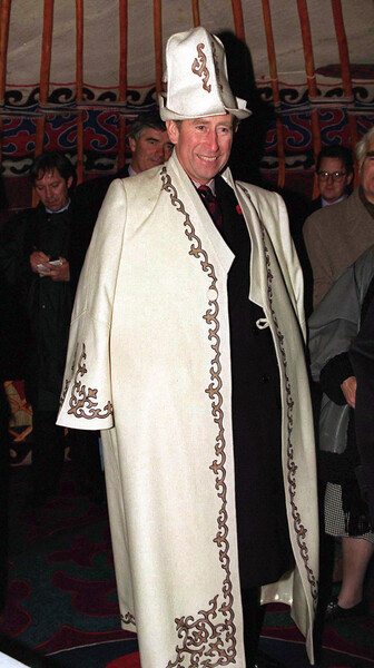 Принц Чарльз в&nbsp;костюме кочевника в&nbsp;ходе визита в&nbsp;Киргизию, 1996&nbsp;год