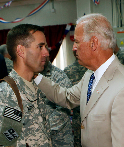 Вице-президент США Джо Байден разговаривает со своим сыном, капитаном армии США Бо Байденом, в&nbsp;Багдаде, 2009&nbsp;год