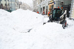 Уборка снега на Никольской улице в Москве, 18 декабря 2022 года